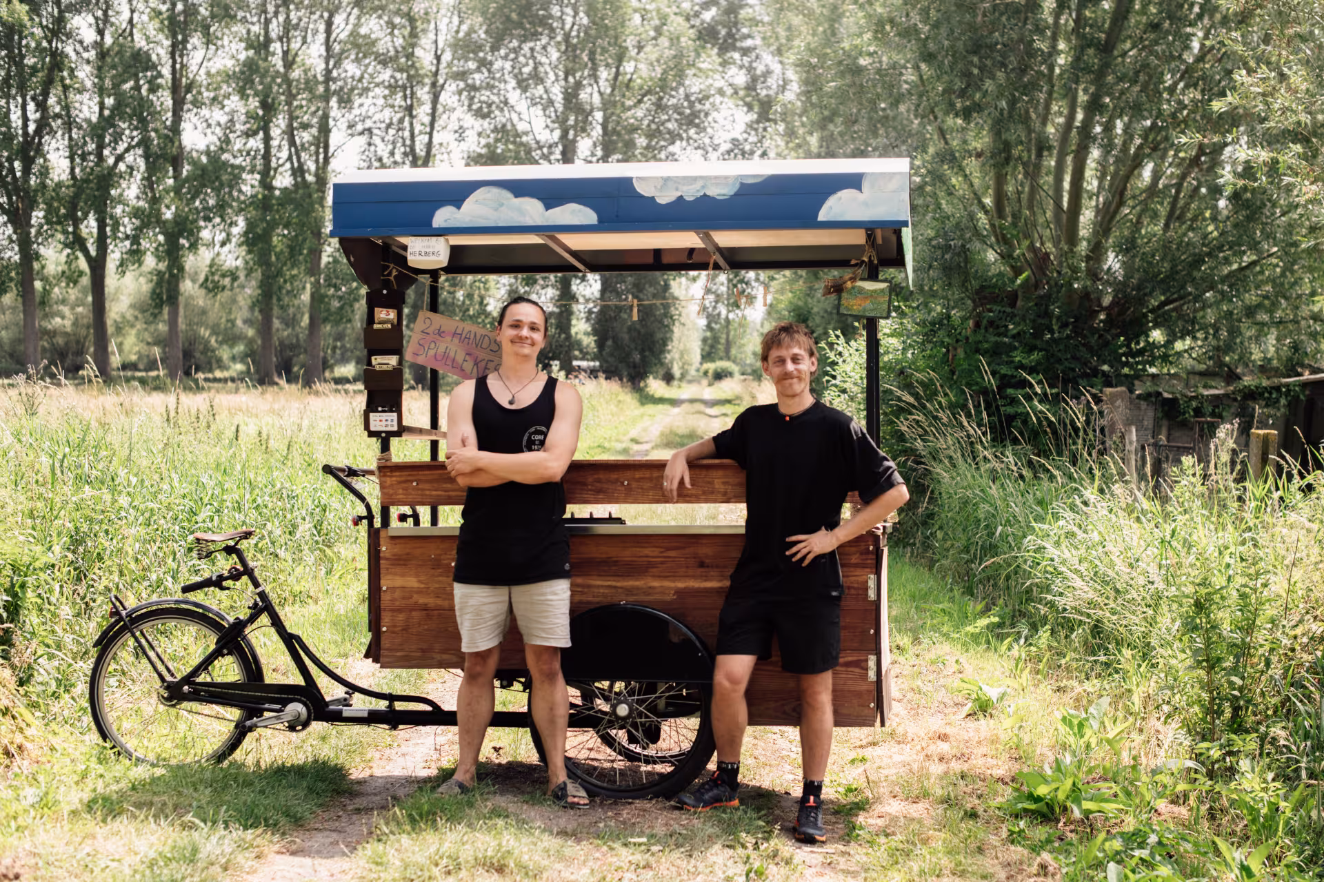 Tijl en Neil bij de mobiele herberg