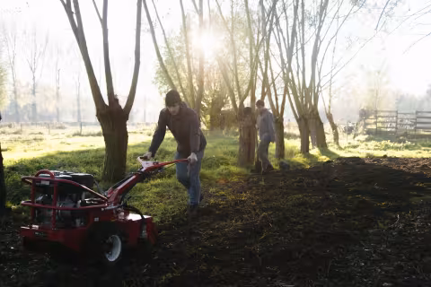 Werkende mannen op het veld